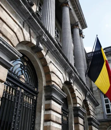 Belgische parlement met vlag