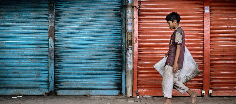 Badsha als kruier in de straten in Dhaka