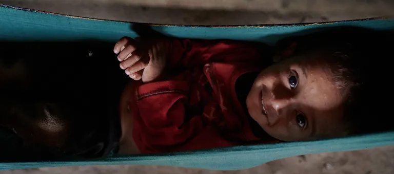 Azaan Ali, 16 maanden oud, op een charpai, een traditioneel geweven bed, in Sindh, Pakistan. © UNICEF/UN0705929/Noorani