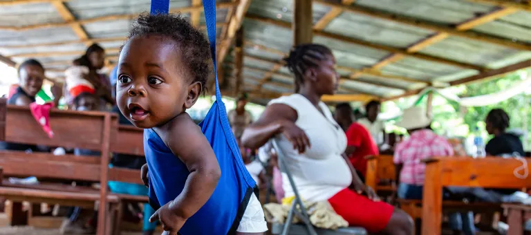 Haïti - Fredlyne Edma wordt gewogen en gevaccineerd