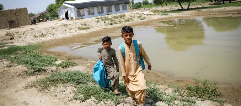 Pakistan- Daniyal, 8 jaar, en zijn jongere broer Hakim