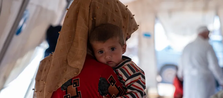 Bij Doumou wordt tijdens een controle in de mobiele gezondheidskliniek in Syrië ernstige ondervoeding vastgesteld. UNICEF/Nader