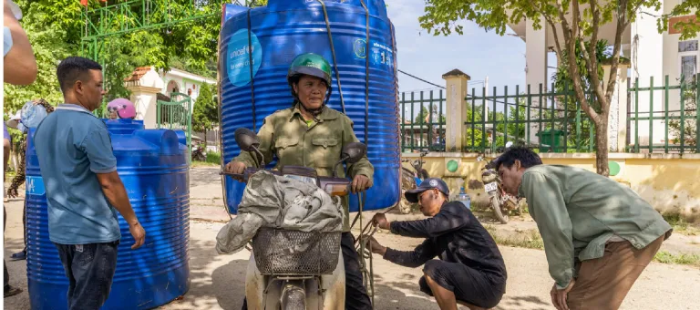 Man_Water_Transport_UNICEF.png